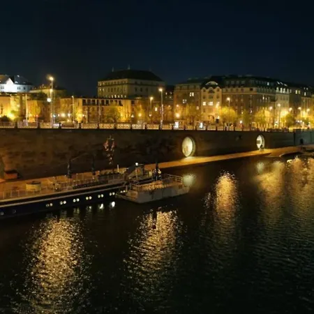 Deluxe Residence At Dancing House *